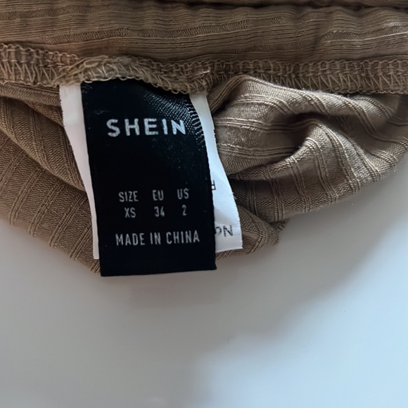 Adjustable length with strings. Light brown/tan crop top. - Picture 4 of 4